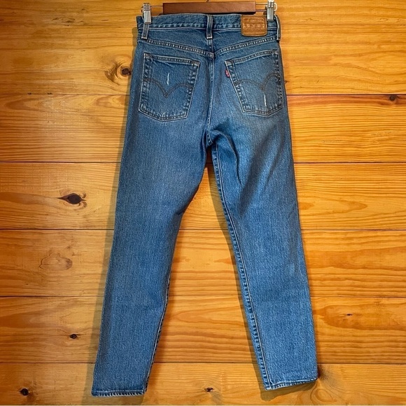 Levi’s Wedgie Fit High Rise Distressed Ankle Jeans in Higher Love Medium Wash 26 - Picture 3 of 13